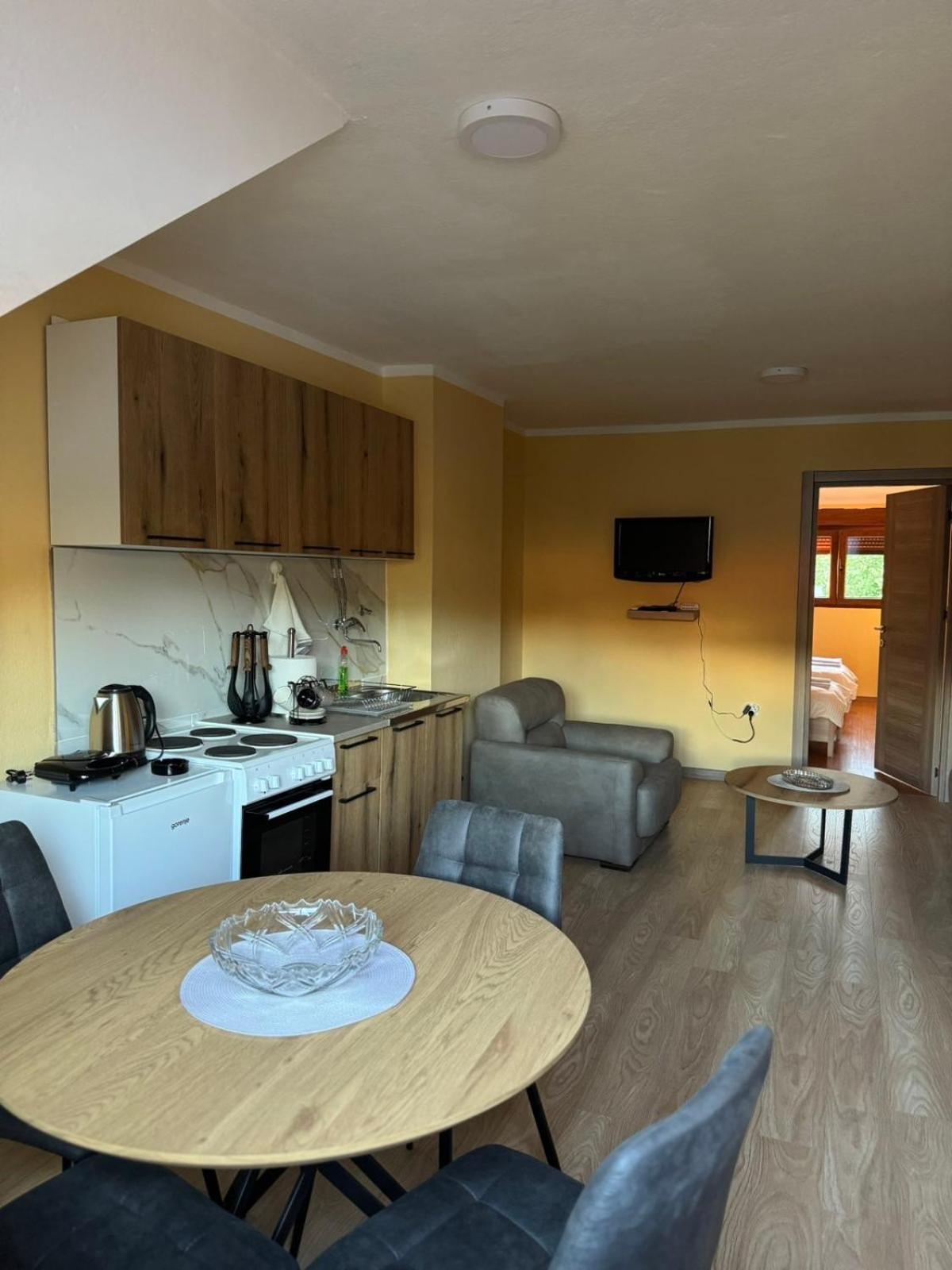 Apartmani Bulevar Cetinje Exterior photo